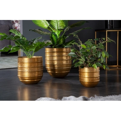 Estila Designový set tří art deco květináčů Baneli z kovu zlaté barvy s kladívkovým vzorem