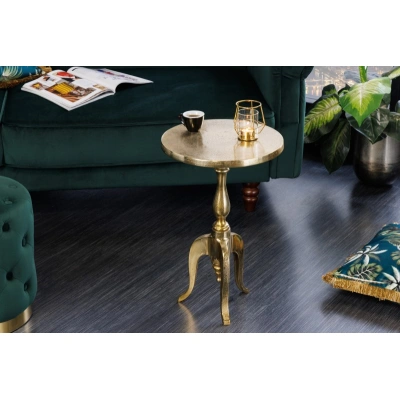 Estila Glamour kulatý příruční stolek Saphir z kovu ve zlaté barvě s ozdobnou podstavou se třemi nožičkami 55cm