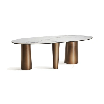 Estila Luxusní oválný jídelní stůl Marinna v art deco stylu s asymetrickými zlatýma nohama a bílou mramorovou deskou 240 cm