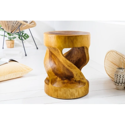 Estila Designový kulatý příruční stolek Salian z masivního dřeva ve světle hnědé lakované barvě v atypickém tvaru 45 cm